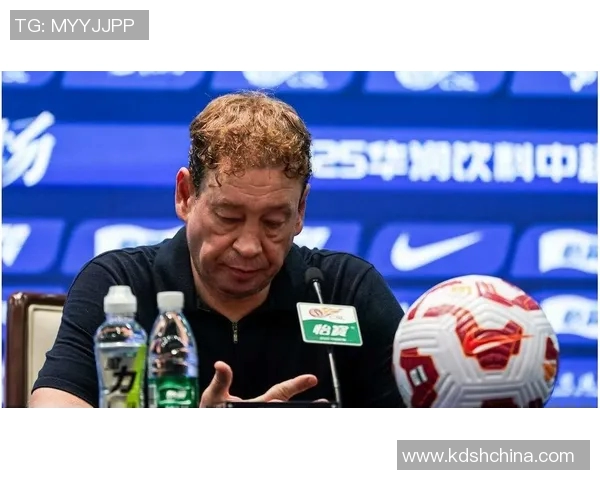 足球明星遭遇意外冲突视频曝光引发热议与讨论