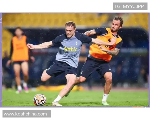 世界杯足球明星帅气风采大揭秘球场内外的魅力与风格展现